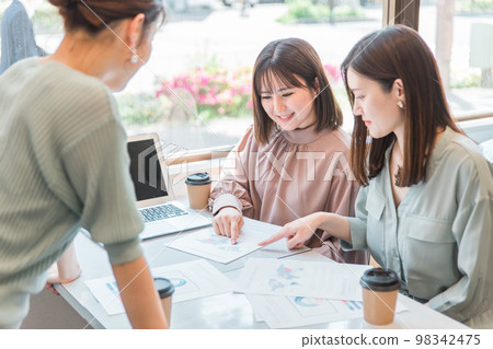 邊開會邊看文件資料的亞洲女性和商務女性（銷售和策劃） 98342475