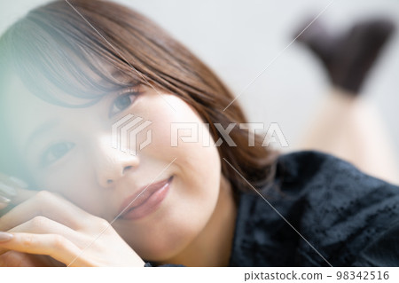 躺下放鬆的年輕女人 98342516