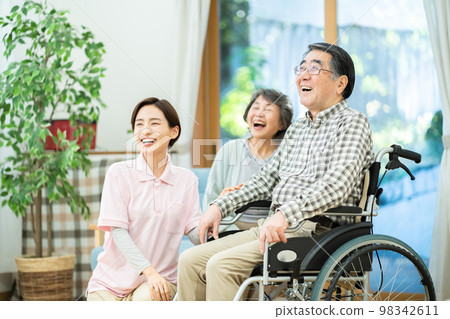 女性、老年人、護理、護理人員、夫婦、護理員、護士、銷售、護理圖像、業務、老人、訪問 98342611