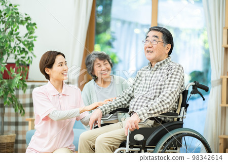 女性、老年人、護理、護理人員、夫婦、護理員、護士、銷售、護理圖像、業務、老人、訪問 98342614