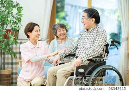 女性、老年人、護理、護理人員、夫婦、護理員、護士、銷售、護理圖像、業務、老人、訪問 女性、老年人、護理、護理人員、夫婦、護理員、護士、銷售、護理圖像、業務、老人、訪問 98342615