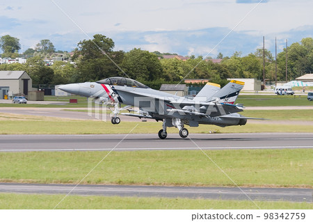 美國海軍 F/A-18F 超級大黃蜂起飛 美國海軍 F/A-18F 超級大黃蜂起飛 98342759