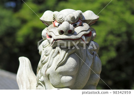 站在神社前的小馬努（Koma-inu） 98342959