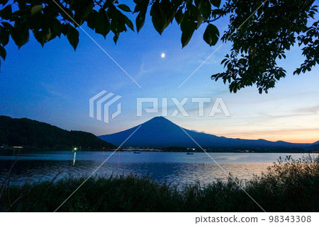 Beautiful Mt.Fuji at sunset looking over the lake 98343308