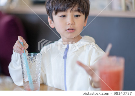 兒童生活方式放鬆飲料果汁 兒童生活方式放鬆飲料果汁 98343757
