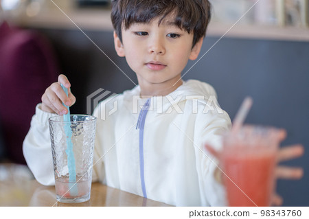 兒童生活方式放鬆飲料果汁 兒童生活方式放鬆飲料果汁 98343760