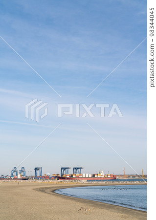 儲存在岸上的集裝箱 儲存在岸上的集裝箱 98344045