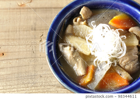 A bird's-eye view of stewed pork with carrots, konjac, burdock, and radish 98344611