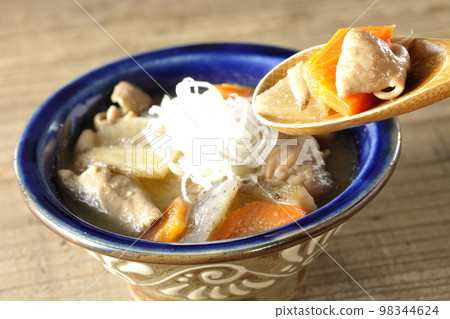 紅蘿蔔魔芋牛蒡蘿蔔燉豬雜 98344624