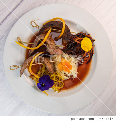 Recipe for duck aiguillettes with three-coloured turnips and orange caramel port sauce 98344717