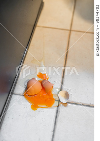 Raw egg which dropped and broke 98344783