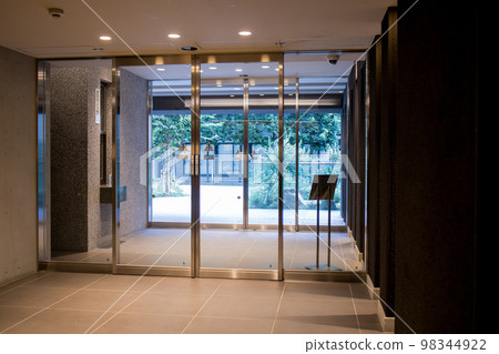 Entrance of condominium 98344922