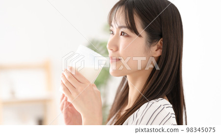 女人喝牛奶蛋白質健康 98345075