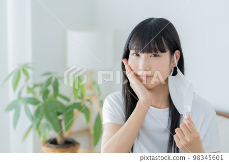 耳朵上戴口罩關心皮膚狀況的Z世代女孩 98345601