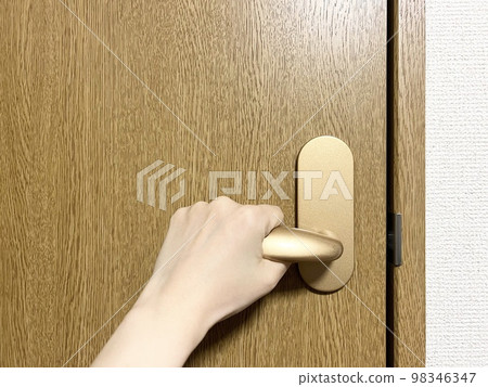 手拿著門把手 手拿著門把手 98346347