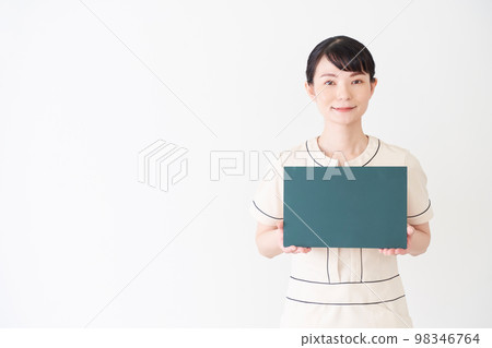 美容診所的一位女士拿著黑板 美容診所的一位女士拿著黑板 98346764