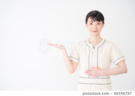 美容和美容診所的一位女士在手工指導下 美容和美容診所的一位女士在手工指導下 98346797