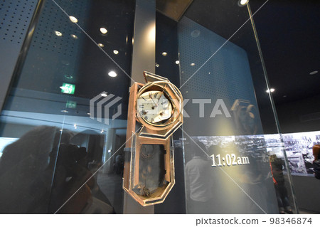 The clock I stayed at at 11:02 am on August 9, 1945 (The clock I stayed at after the atomic bomb was dropped on Nagasaki) 98346874