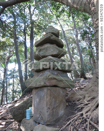 Oe Hiromoto's tomb on the hiking trail north of Myo-in Temple in Kamakura City Oe Hiromoto's tomb on the hiking trail north of Myo-in Temple in Kamakura City 98347039