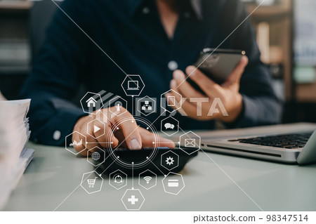 Investors have to calculate investment cost calculator and hold a mobile phone in hand. Investors have to calculate investment cost calculator and hold a mobile phone in hand. 98347514