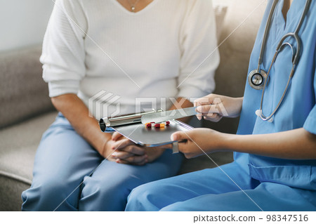Therapist demonstrates the distribution of medication to the patient. Therapist demonstrates the distribution of medication to the patient. 98347516