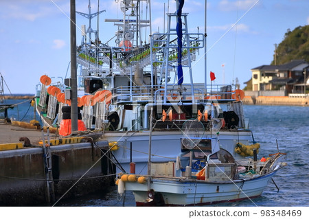 停泊的魷魚漁船的圖像 停泊的魷魚漁船的圖像 98348469