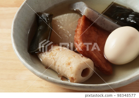 盤子上的關東煮 98348577