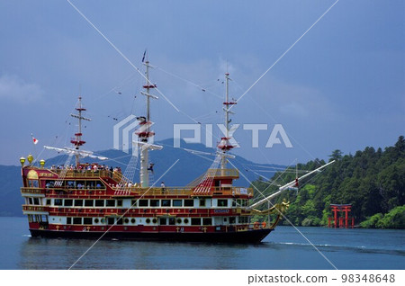 帶有靠泊支持系統的新船 Royal II 和漂浮在箱根神社湖上的和平鳥居 98348648