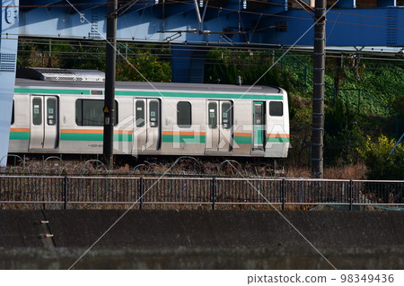 Between Ofuna and Totsuka on the Yokosuka Line 98349436