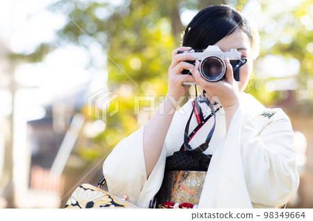 一個 20 歲的女人穿著 furisode 98349664