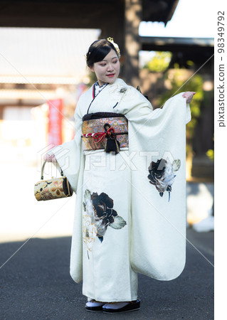 一個 20 歲的女人穿著 furisode 98349792