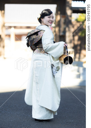 一個 20 歲的女人穿著 furisode 98349795