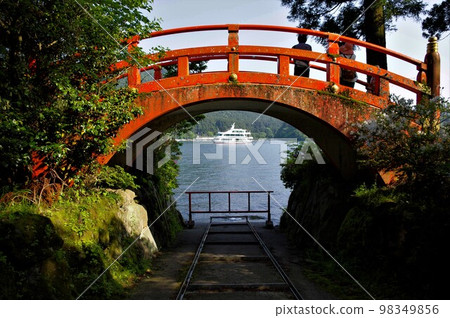 用於蘆之湖湖祭的和平鳥居造船廠前的太鼓橋和蘆之湖遊船包租遊輪 用於蘆之湖湖祭的和平鳥居造船廠前的太鼓橋和蘆之湖遊船包租遊輪 98349856