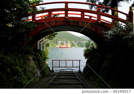 和平鳥居船倉前的太鼓橋和用於蘆之湖潑水節的箱根海賊船帕薩II號 和平鳥居船倉前的太鼓橋和用於蘆之湖潑水節的箱根海賊船帕薩II號 98349857