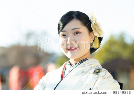 一個 20 歲的女人穿著 furisode 98349858