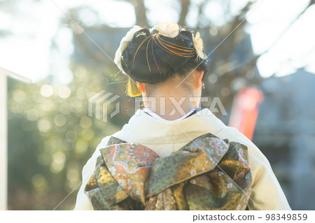一個 20 歲的女人穿著 furisode 98349859