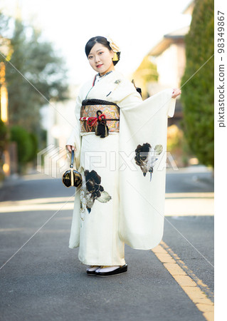 A 20-year-old woman wearing a furisode A 20-year-old woman wearing a furisode 98349867