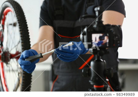 Master blogger teaches bicycle repair on camera 98349989