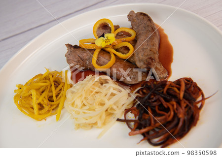 Recipe for duck aiguillettes with three-coloured turnips and orange caramel port sauce 98350598
