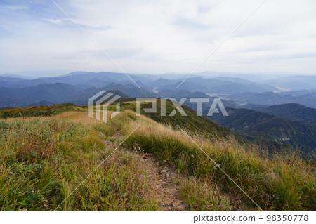 Mt. Asakusa on the border between Niigata and Fukushima Prefectures Continue from the summit of Mt. Asakusa and look towards Tengu no Niwa October 3, 2022 Mt. Asakusa on the border between Niigata and Fukushima Prefectures Continue from the summit of Mt. Asakusa and look towards Tengu no Niwa October 3, 2022 98350778