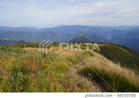 Mt. Asakusa on the border between Niigata and Fukushima Prefectures Continue from the summit of Mt. Asakusa and look towards Tengu no Niwa October 3, 2022 Mt. Asakusa on the border between Niigata and Fukushima Prefectures Continue from the summit of Mt. Asakusa and look towards Tengu no Niwa October 3, 2022 98350780