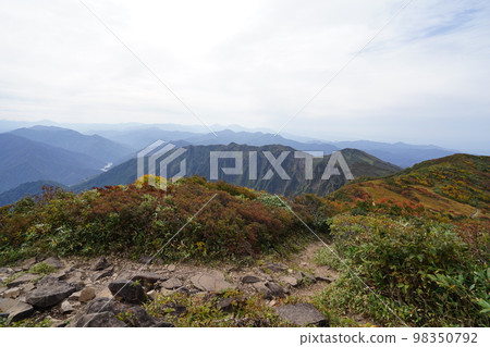 新潟縣和福島縣交界處的淺草山 從淺草山山頂看鬼門山 2022 年 10 月 3 日 98350792
