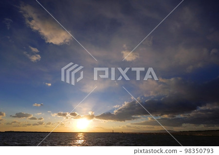 日落時有各種雲彩的天空和港口的夜景・冬天・超廣角・主要是天空・230104pm 98350793