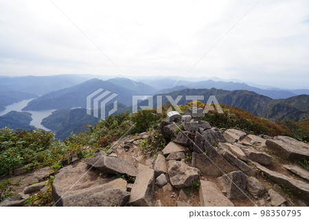 位於新潟縣和福島縣交界處的淺草山 從淺草山山頂眺望田倉湖 2022 年 10 月 3 日 位於新潟縣和福島縣交界處的淺草山 從淺草山山頂眺望田倉湖 2022 年 10 月 3 日 98350795