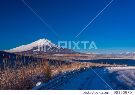 (山梨縣)從山岳的白雪覆蓋的全景中渴望的富士山 (山梨縣)從山岳的白雪覆蓋的全景中渴望的富士山 98350979