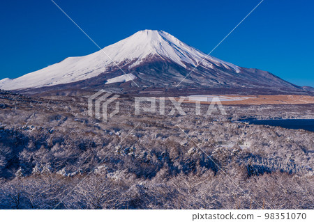 （山梨縣）從山岳的白雪覆蓋的全景中渴望的富士山 98351070