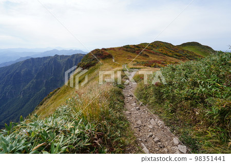 Mt. Asakusa on the border between Niigata and Fukushima prefectures Looking towards Mt. Onigamen while descending from Mt. Asakusa October 3, 2022 98351441