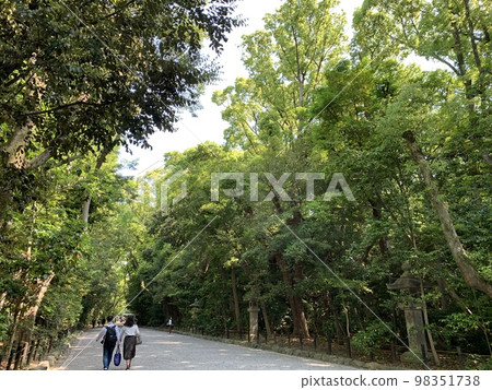 Scenery of Atsuta Shrine grounds 98351738