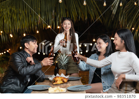 Group of friends drinking beer celebrating party in the garden 98351870