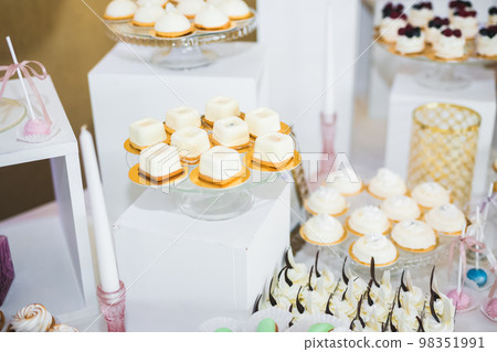 Delicious sweets on wedding candy buffet with desserts, cupcakes 98351991
